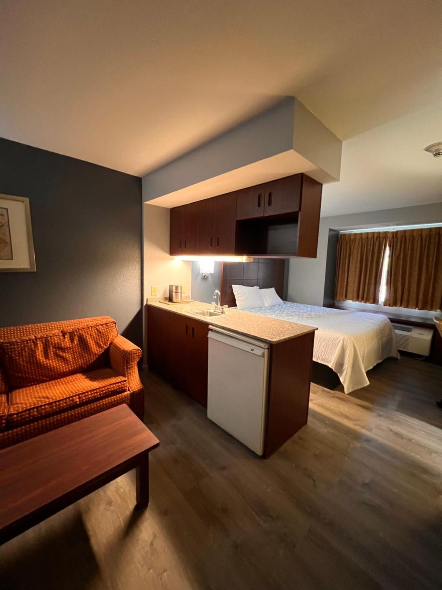 Blisspoint Inn & Suites, Northwood מראה חיצוני תמונה